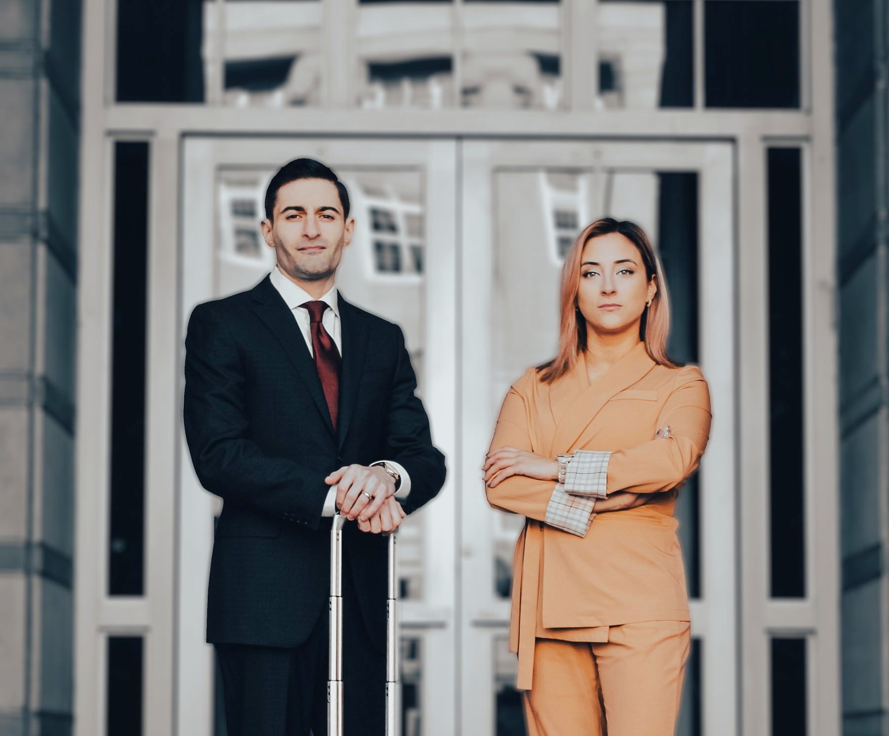 Arlene M. Parra y Brian A. Klein frente a un tribunal