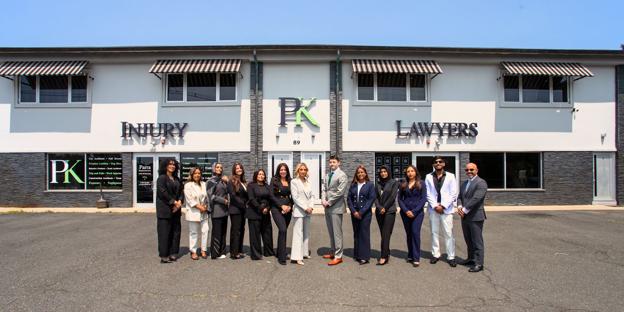 Los abogados y el personal de Parra Klein frente a la oficina de la firma en 89 US-46, Elmwood Park